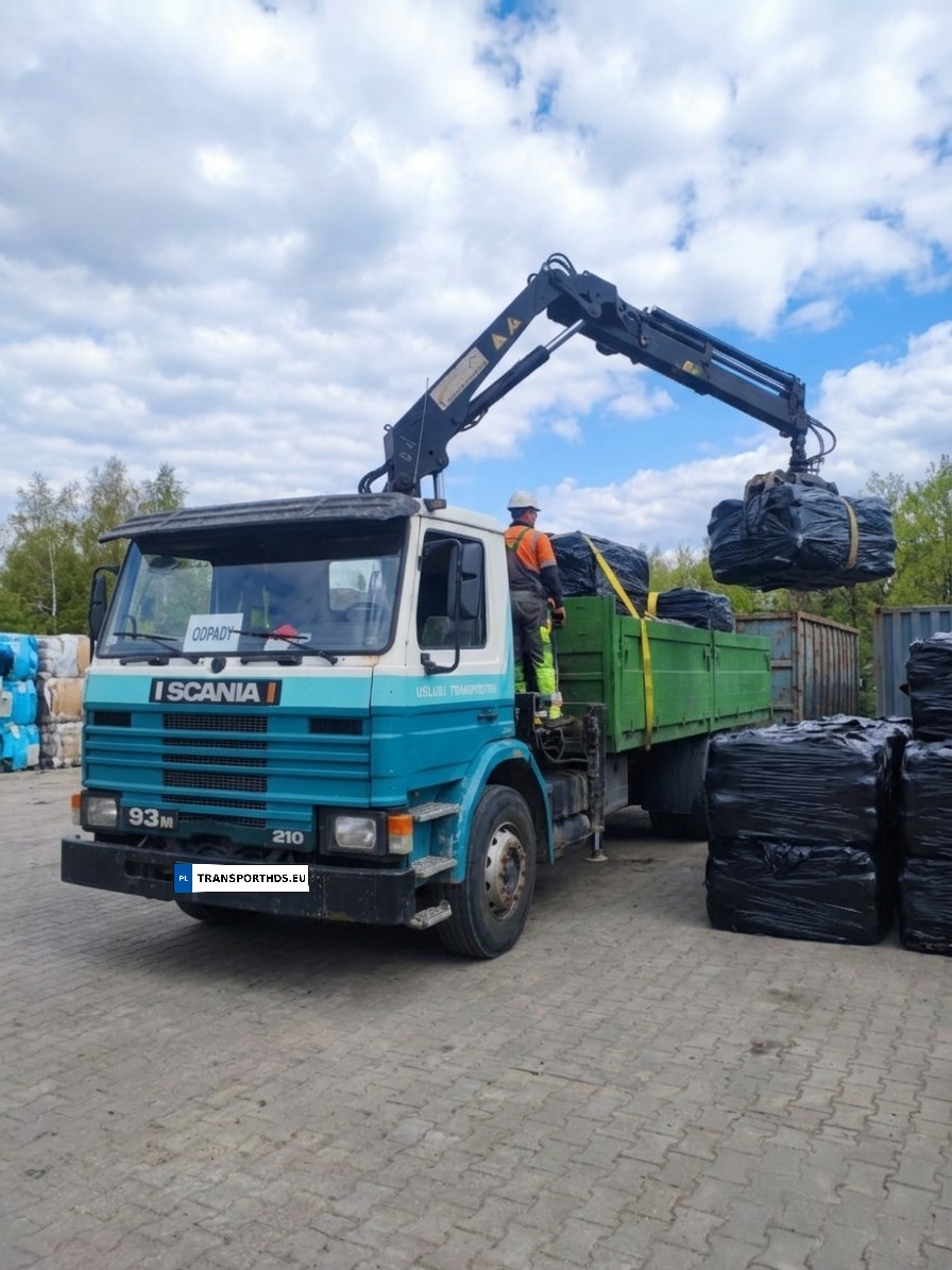 Scania 93M 210 z HDS podczas załadunku